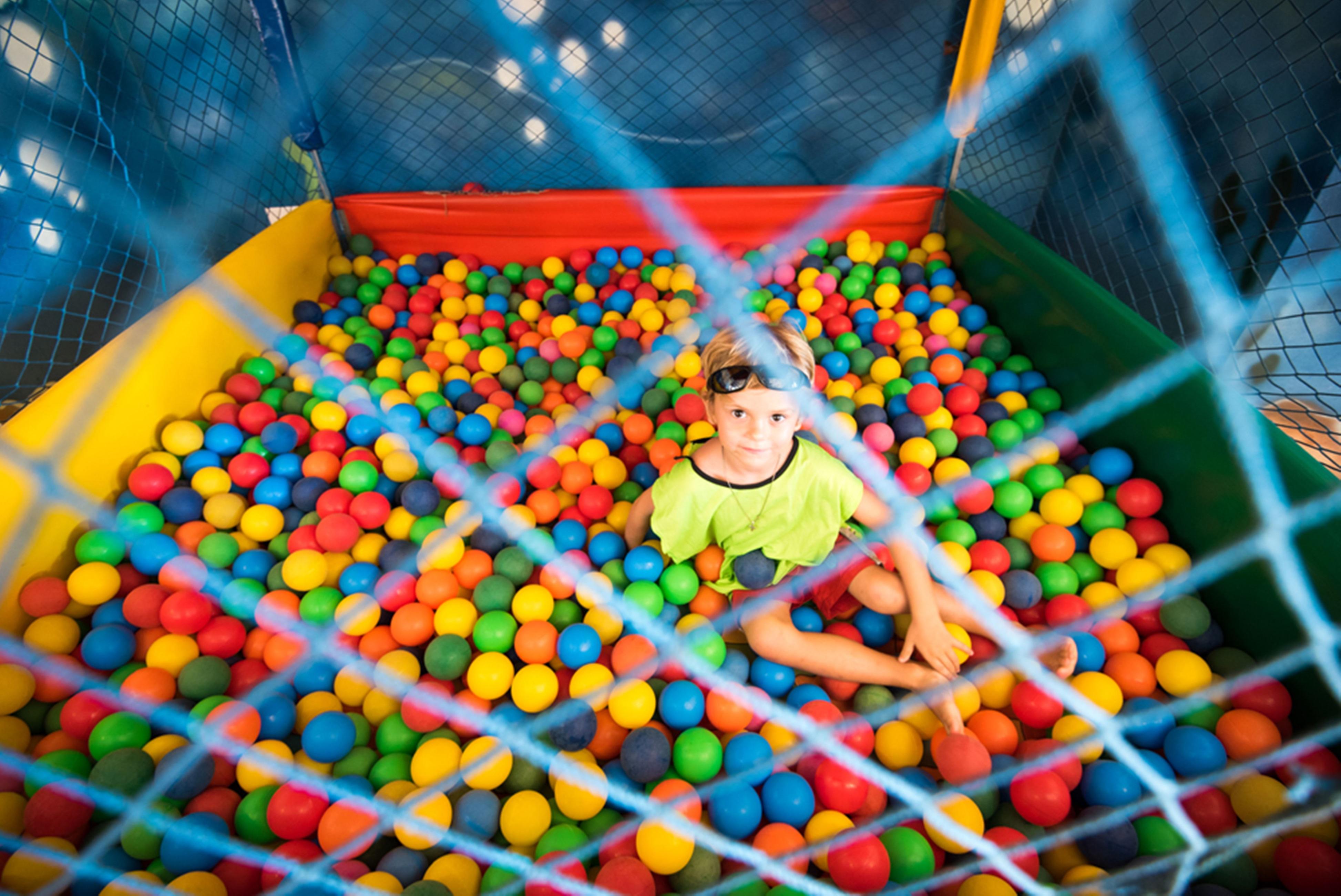 Vila Gale Eco Resort Angra Angra dos Reis Exteriör bild A child in a ball pit